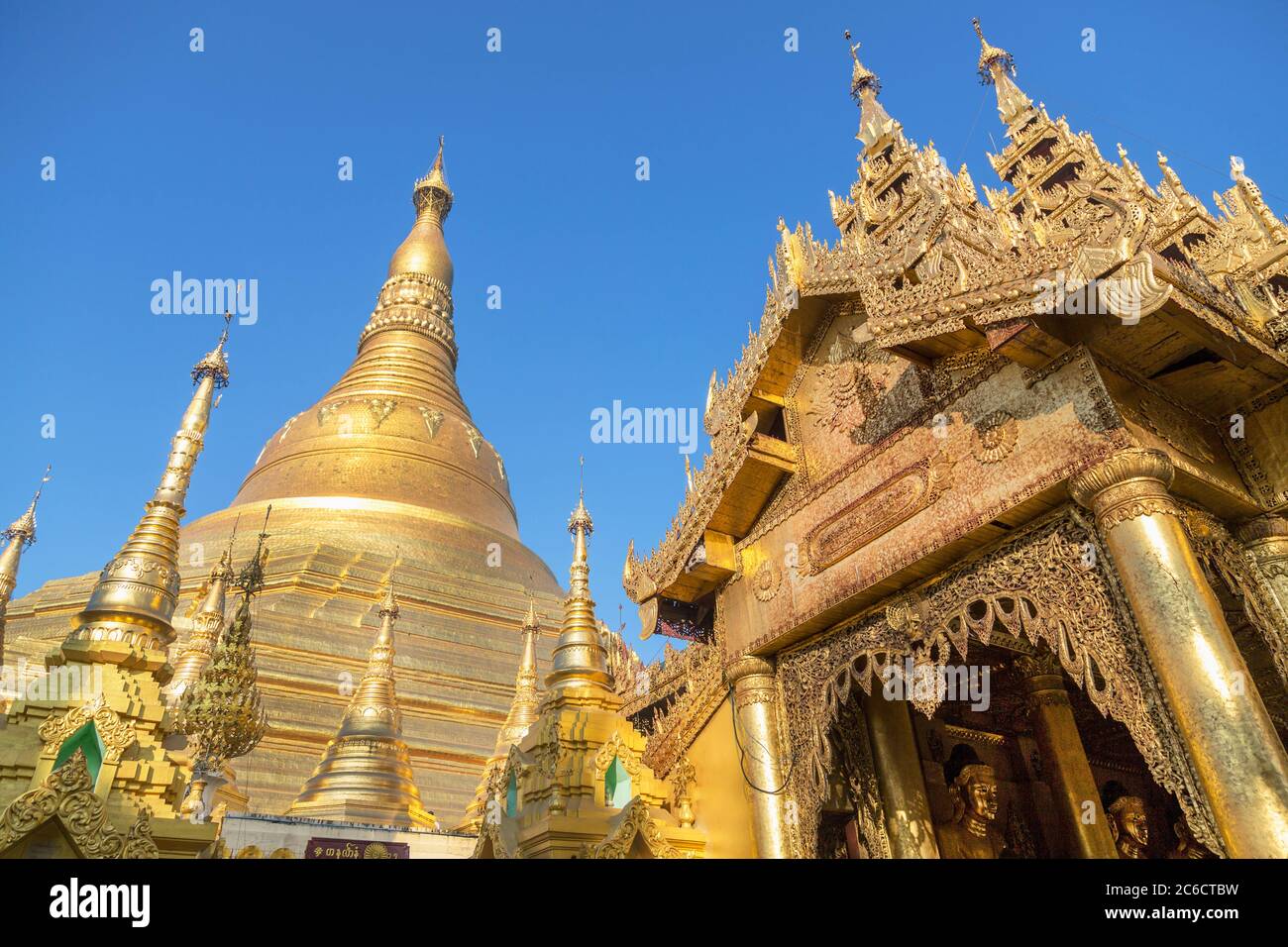 Eine niedrige Ansicht von vergoldeten Stupas und vergoldeten Schnitzereien an der Shwedagon Pagode in Yangon, Myanmar Stockfoto