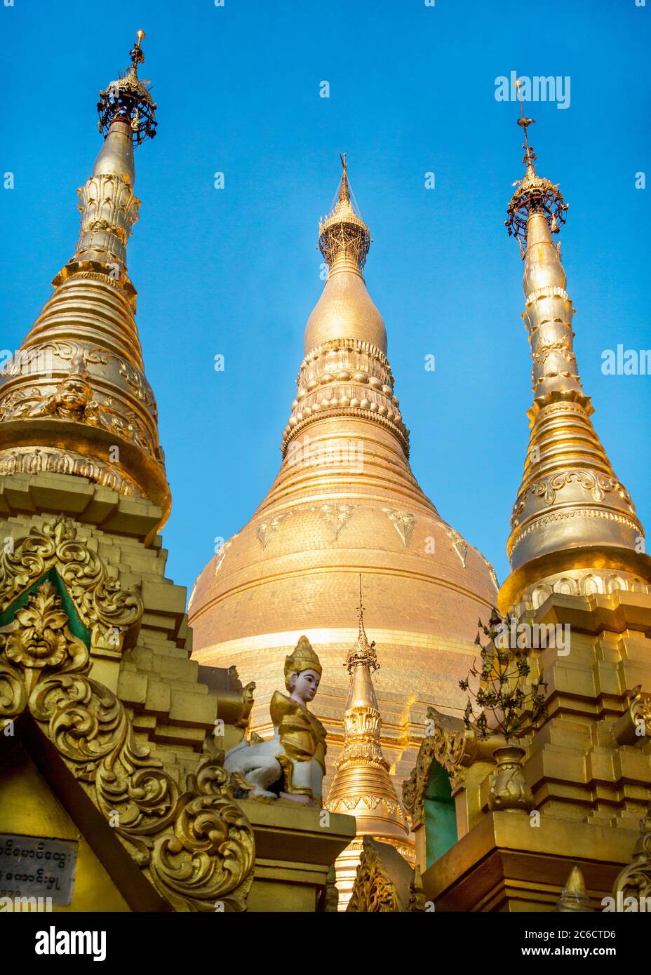 Eine niedrige Ansicht von vergoldeten Stupas an der Shwedagon Pagode in Yangon, Myanmar Stockfoto