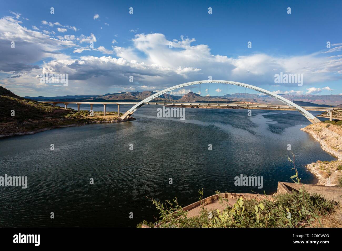 Die Roosevelt Lake Bridge umrahmt die fernen Wüstenberge. In Der Nähe Von Globe, Arizona. Stockfoto