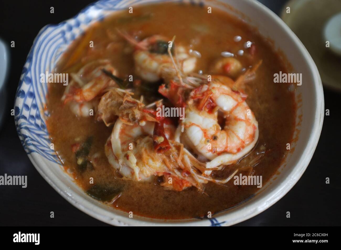 Tom Yum Goong würzige Sour Suppe oder River Garnelen würzige Suppe auf Holztisch . Thai-Essen Stockfoto