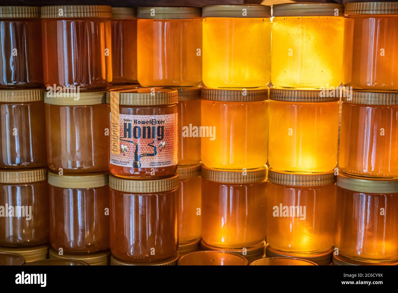 Koblenz Deutschland 14.06.2020 Turm und Reihen von goldenem gelben Honig im Glas auf Holzbrett Closeup Kopierraum. Stockfoto