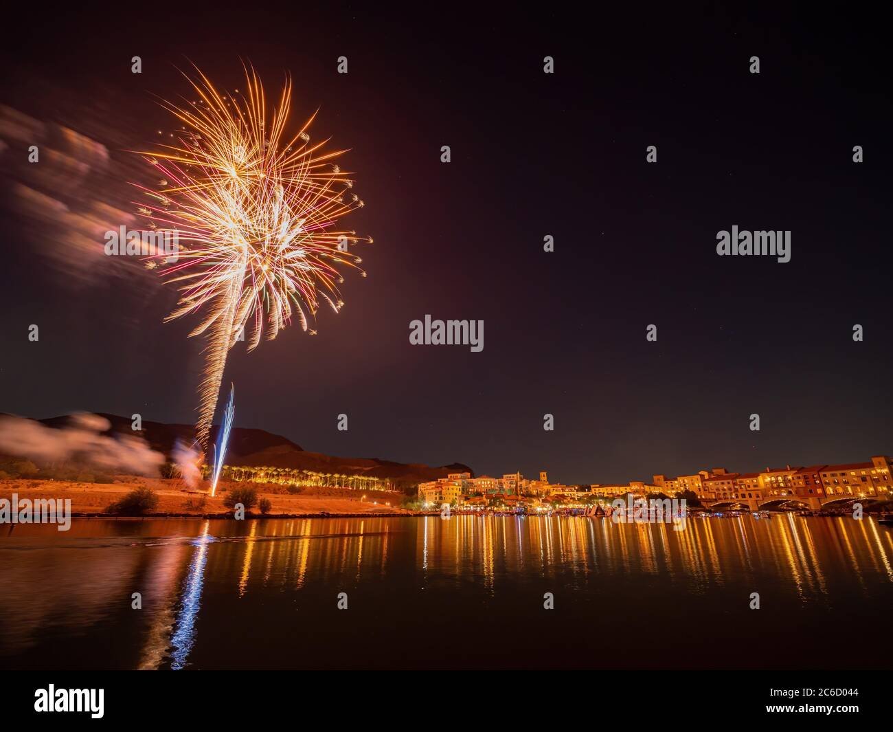 Schönes Feuerwerk vom 4. Juli am Lake Las Vegas, Nevada Stockfoto Schönes Feuerwerk vom 4. Juli am Lake Las Vegas, Nevada Stockfoto