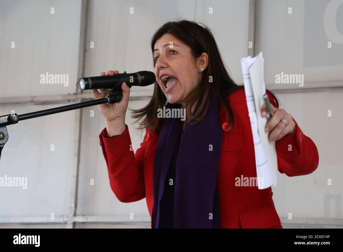 Die Hon Sophie Cotsis, MLC, Schattenministerin für Kommunalverwaltung, Schattenministerin für Wohnungsbau und Schattenministerin für den Frauenstatus, spricht rall Stockfoto