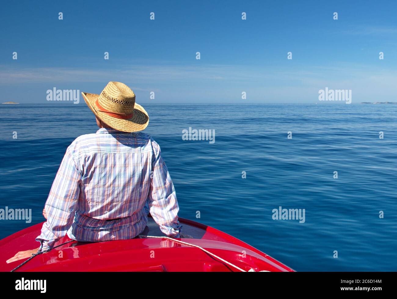 Porträt einer älteren Frau auf dem Boot gegen die klare blaue Adria Stockfoto