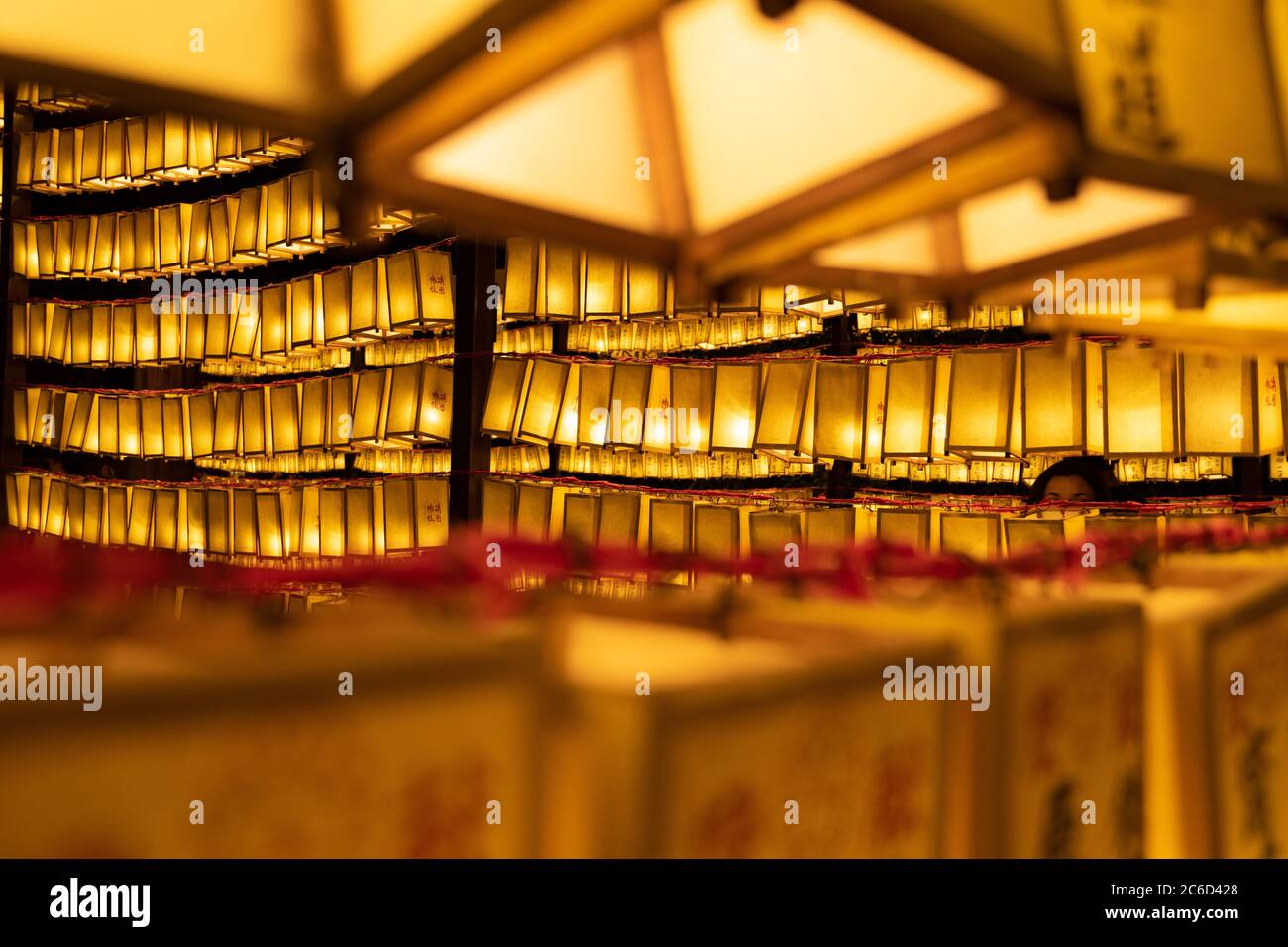 Die Menschen genießen die schönen Laternen auf dem berühmten Mitama matsuri Festival. Tokio, Japan. Stockfoto