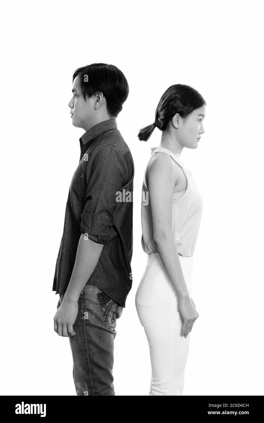 Profil anzeigen von jungen asiatischen Paar mit Rückseiten gegeneinander Stockfoto