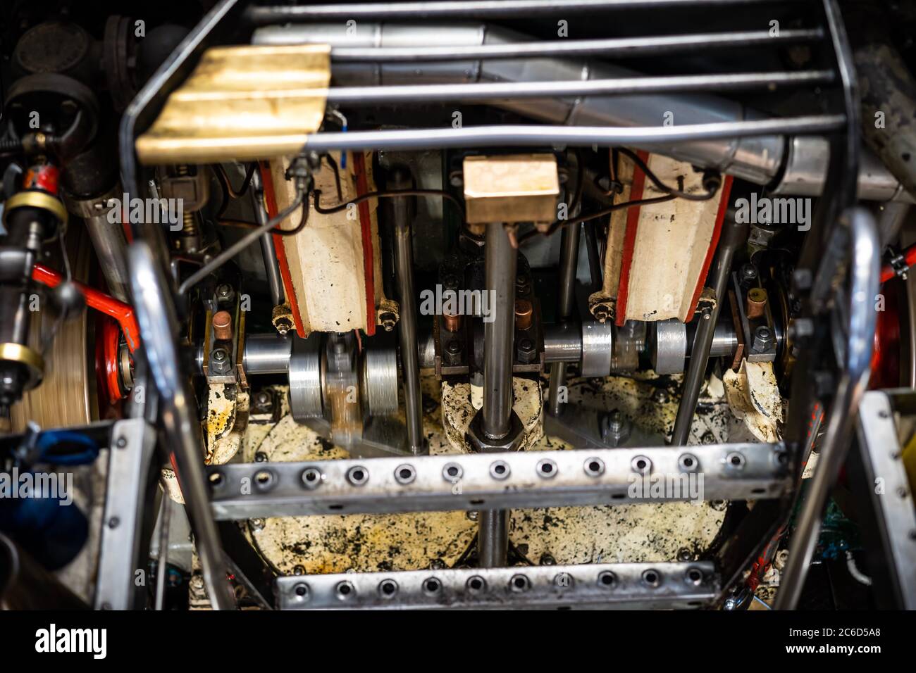 Ein Arbeiter fügt eine Kohle in den Motor des Dampfschiffs mit gecoaled Kraft ein Stockfoto