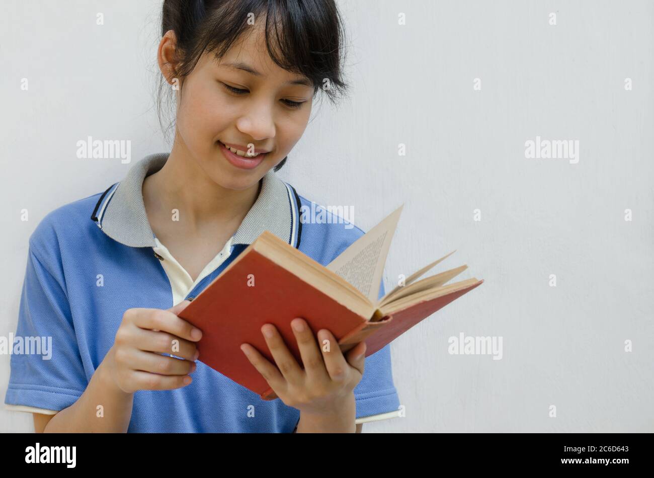 Asiatische Teenager Mädchen genießen Lesen ein Buch. Stockfoto