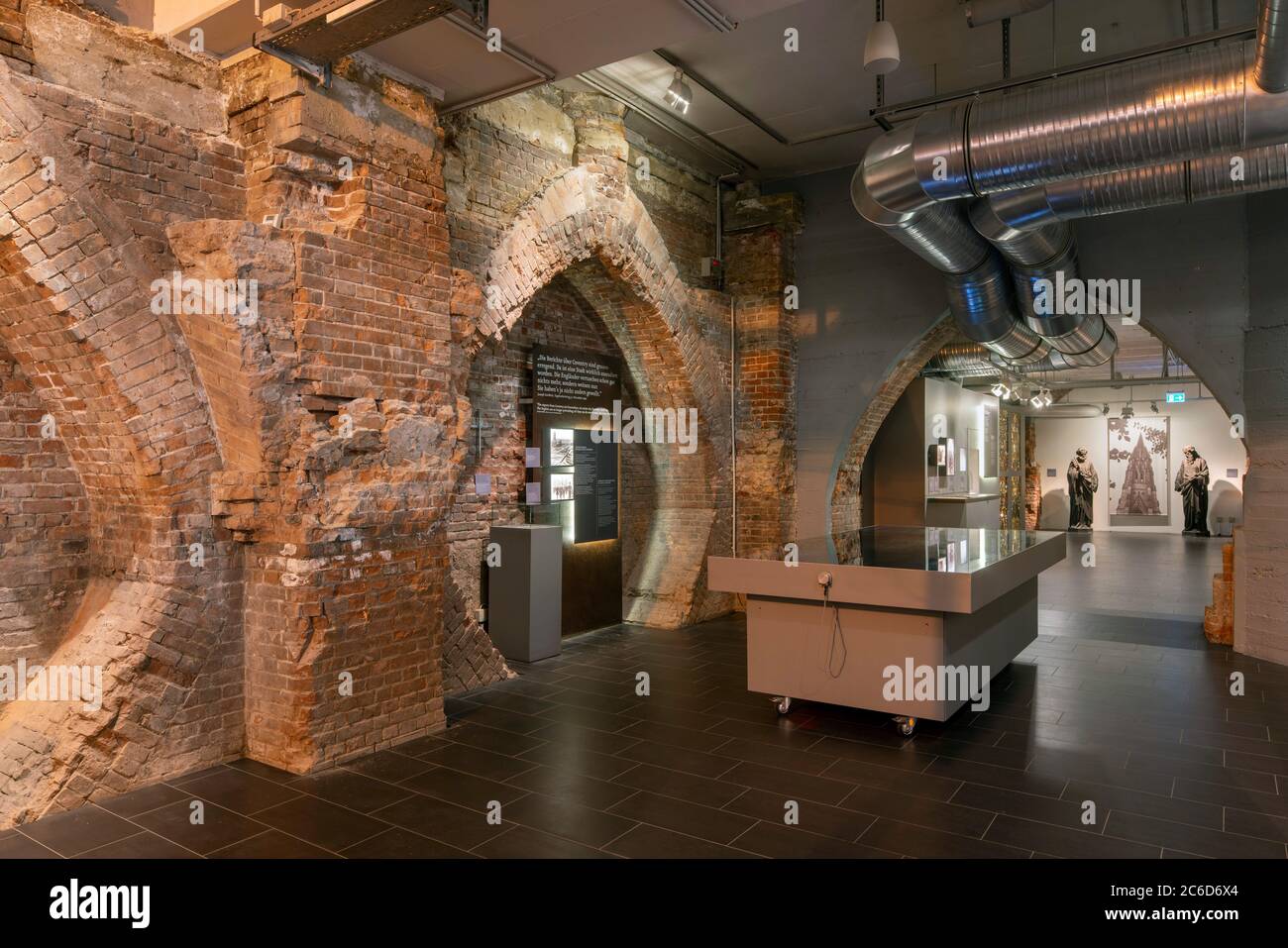 Hamburg, ehemalige Hauptkirche St. Nikolai, heute Gedenkstätte gegen den Bombenkrieg und Mahnmal, Kellergewölbe, Dauerausstellung zur Geschichte der N Stockfoto