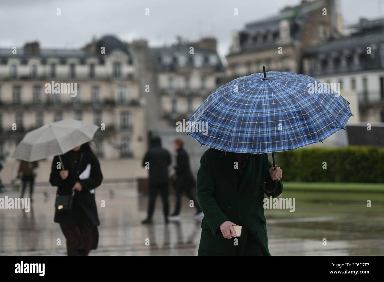 Menschen mit einem Regenschirm an einem regnerischen Tag in Paris Stockfoto