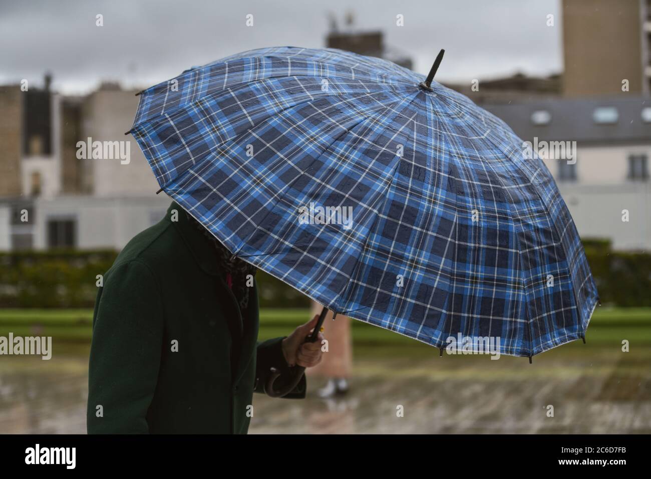Menschen mit einem Regenschirm an einem regnerischen Tag in Paris Stockfoto