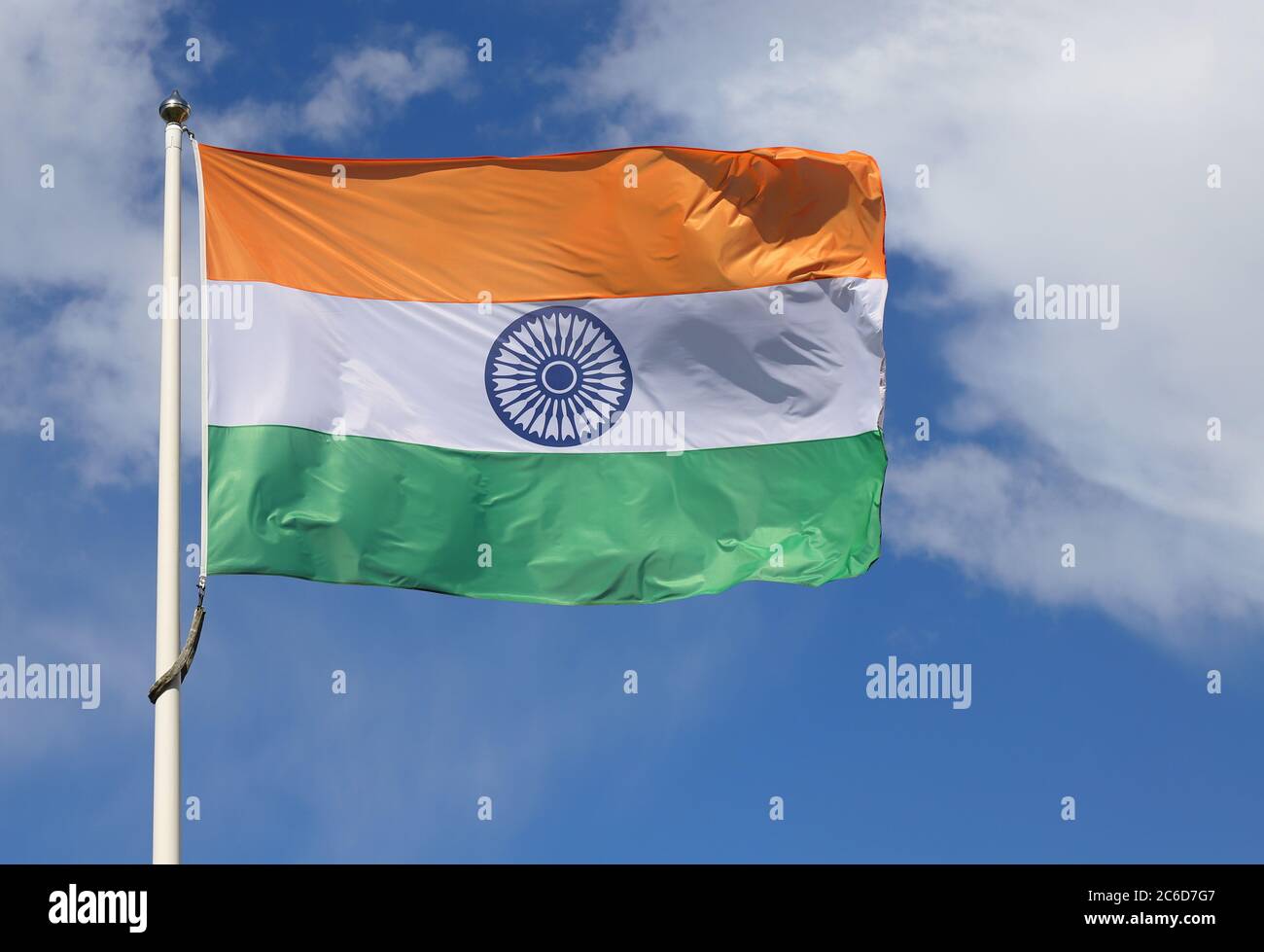 Die Flagge Indiens gegen den blauen Himmel.Närbild på indisk flagga mot blå himmel med moln. Stockfoto