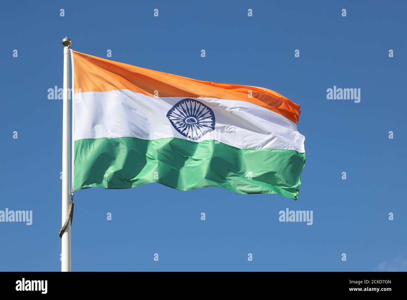 Die Flagge Indiens gegen den blauen Himmel.Närbild på indisk flagga mot blå Himmel. Stockfoto