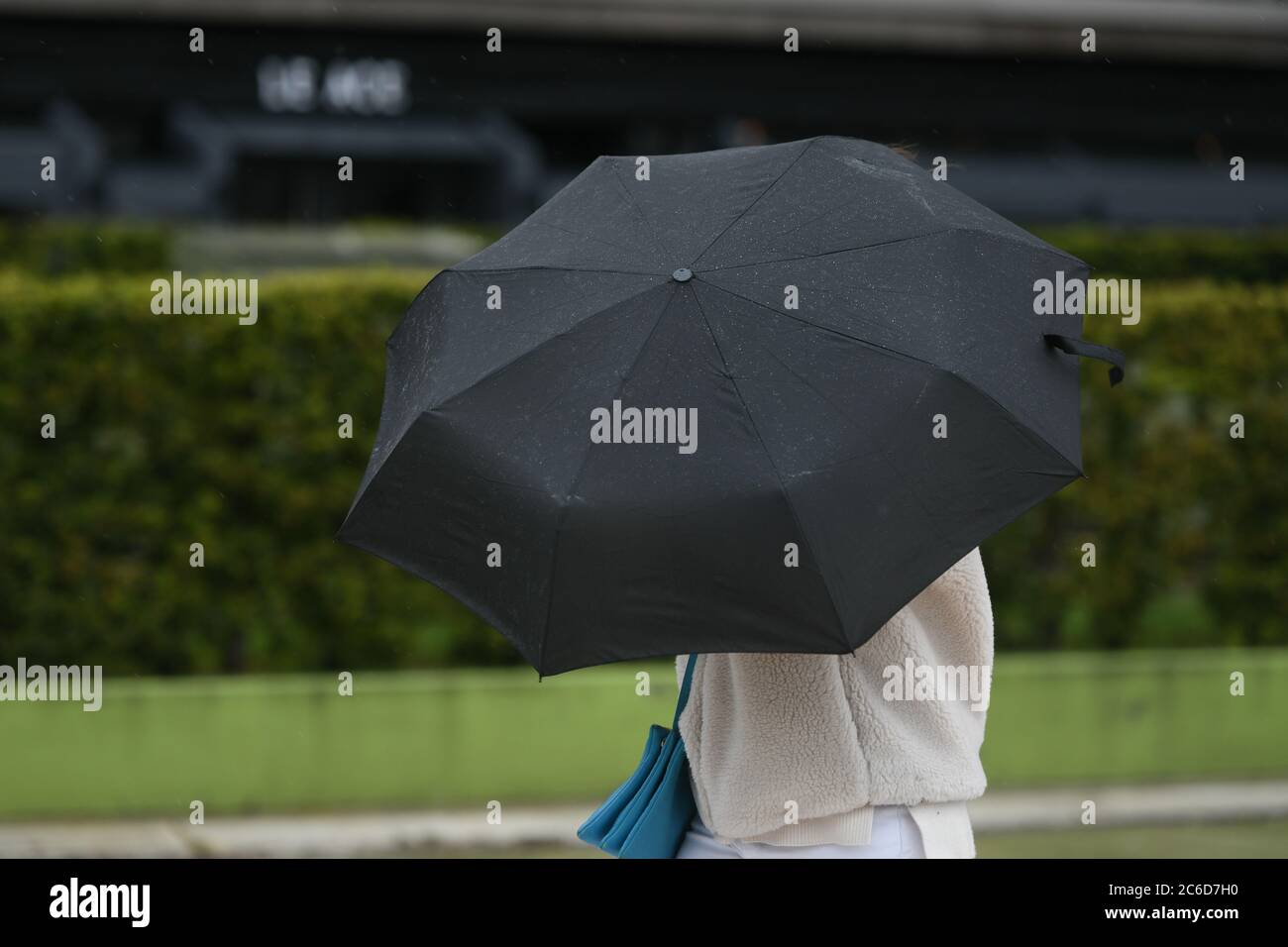 Menschen mit einem Regenschirm an einem regnerischen Tag in Paris Stockfoto