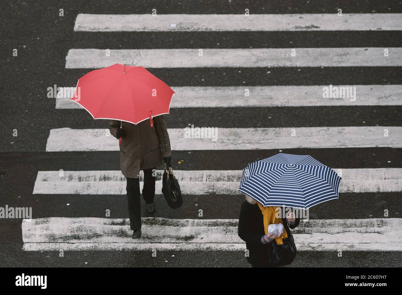Menschen mit einem Regenschirm an einem regnerischen Tag in Paris Stockfoto
