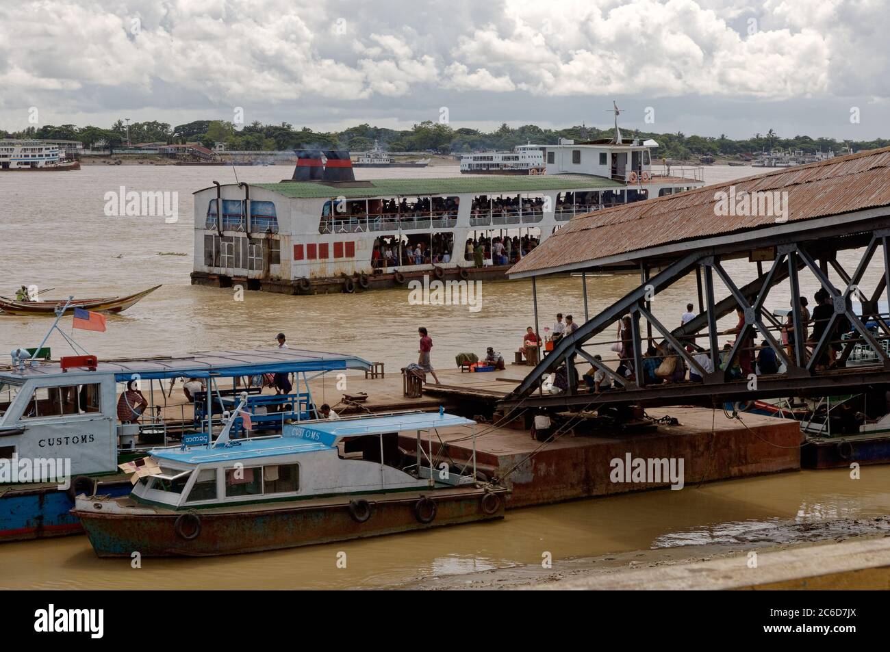 Die Dala Fähre von Yangon aus, um den Fluss, Myanmar, Burma zu überqueren Stockfoto