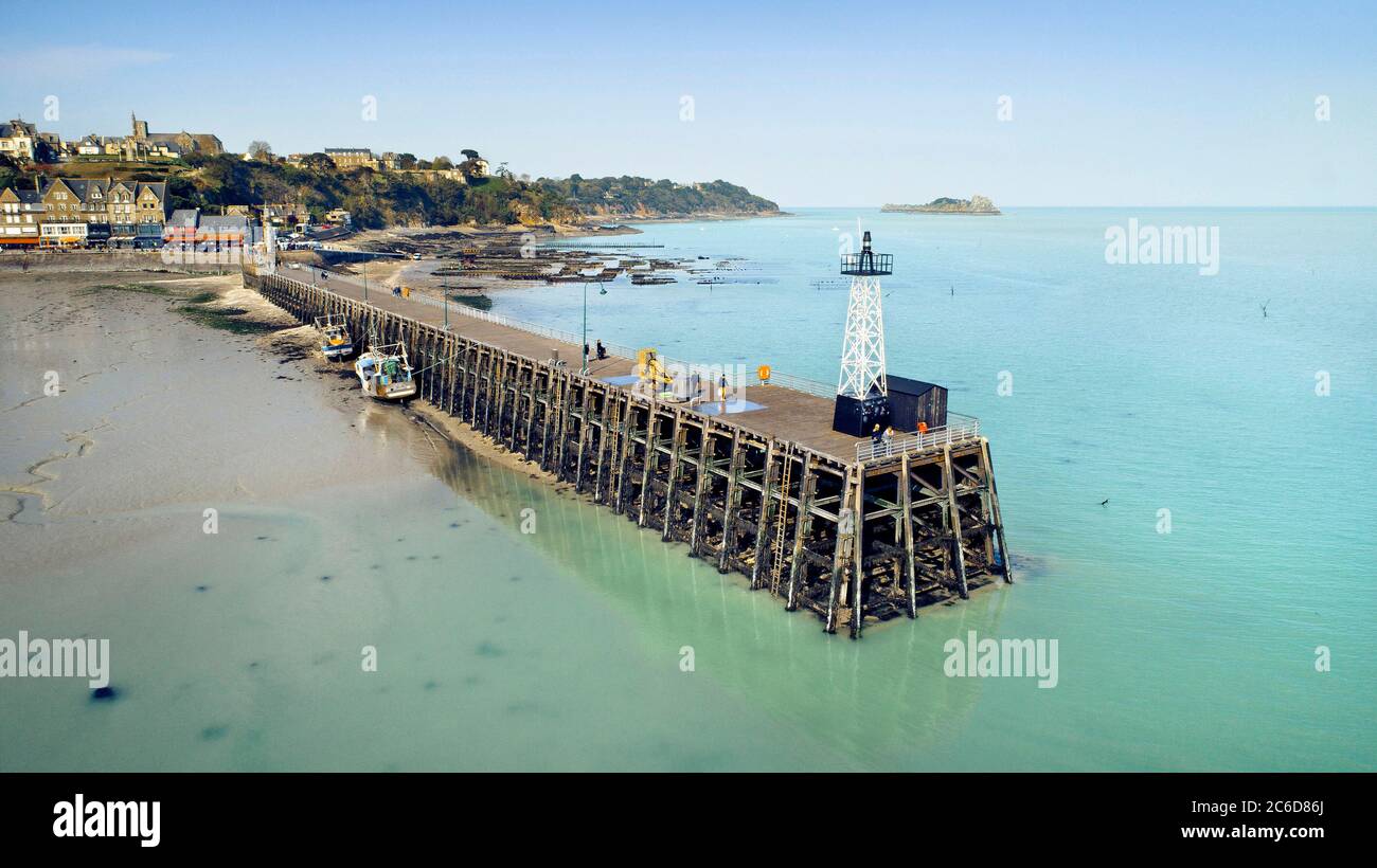 Luftaufnahme von Cancale (Bretagne, Nordwestfrankreich). Überblick über die Stadt, den Hafen von La Houle, die Pier (Cale de l'epi) und Austernbetten Stockfoto