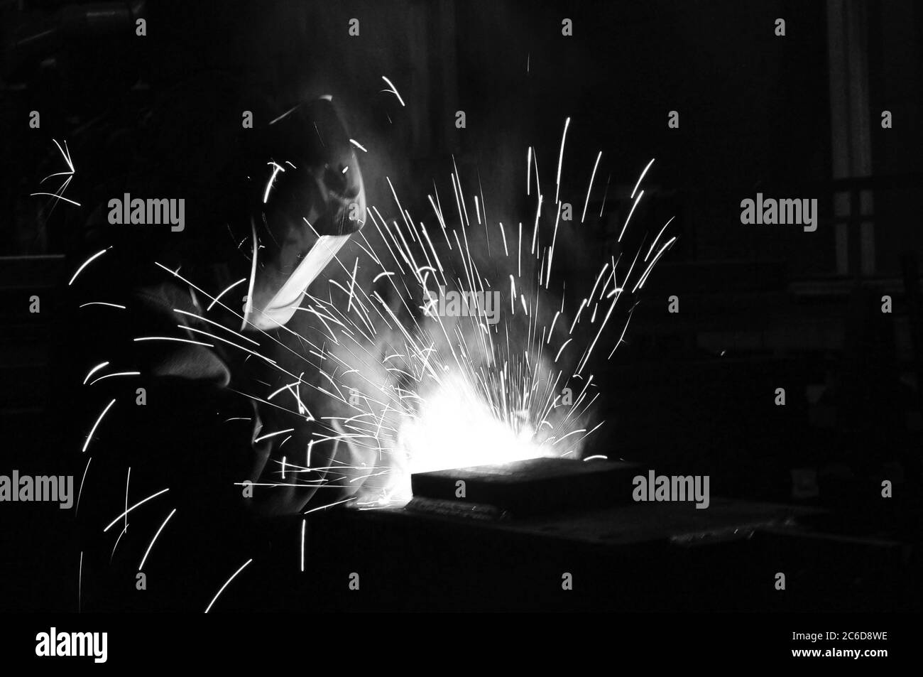 Der Schweißer in der Fabrik ist in der Produktion von Metallkonstruktionen beschäftigt. Stockfoto