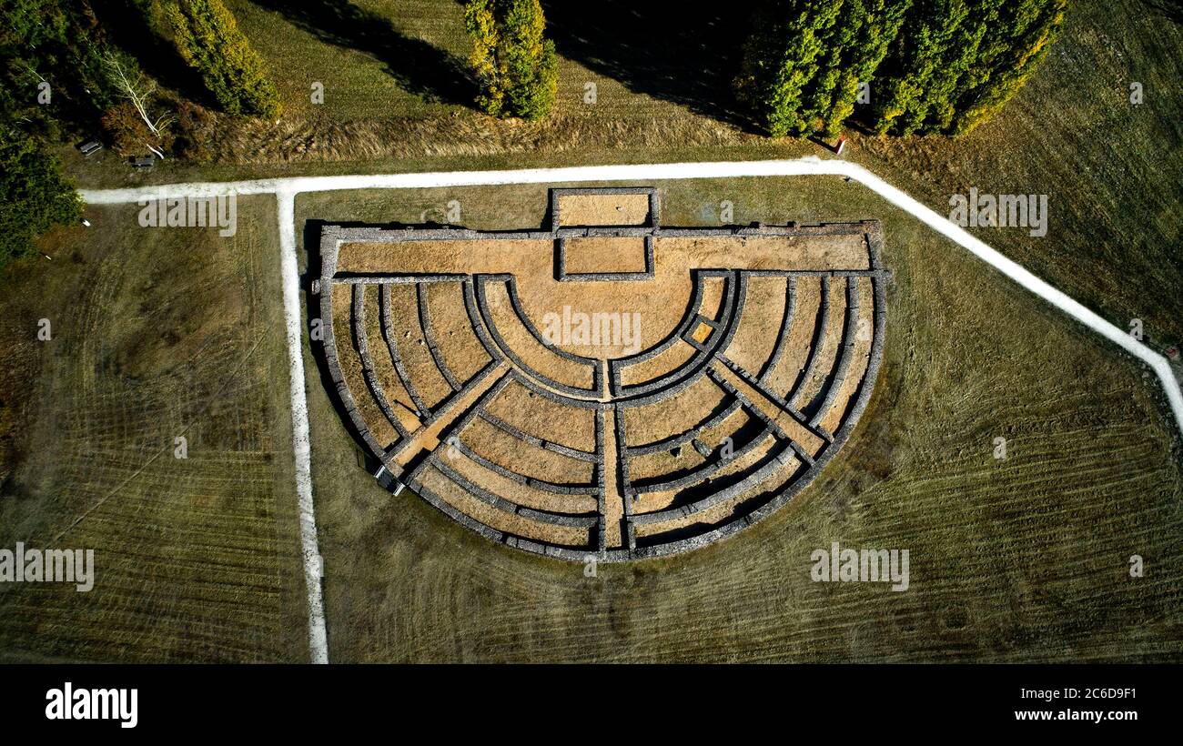 Aubigne-Racan (Nordwestfrankreich): Luftaufnahme der archäologischen Stätte des gallo-römischen Komplexes von Cherre Überreste des römischen Theaters Stockfoto