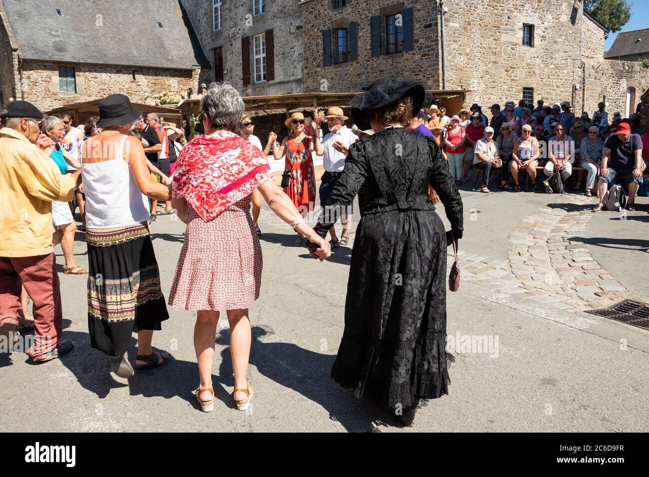 SAINT-SULIAC, FRANKREICH - 5. AUGUST 2018: Tanz auf dem Platz während des traditionellen Festivals, das dieses bretonische Fischerdorf Anfang des 19. Jahrhunderts stürzt. Stockfoto