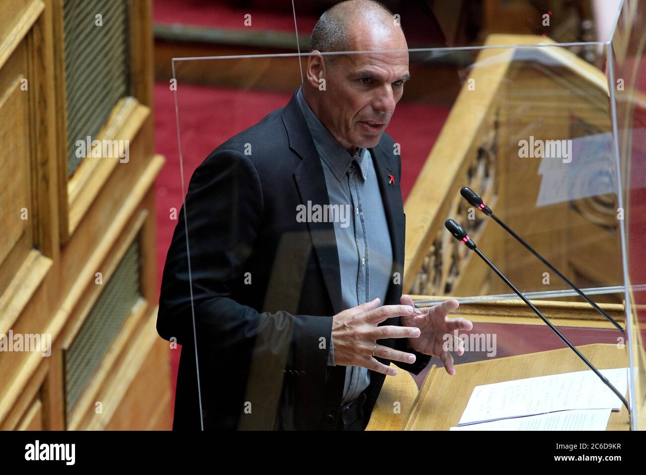 Yanis Varoufakis spricht im griechischen parlament. Seit seiner Gründung im Jahr 2018 ist er Generalsekretär der linken politischen Partei MeRA25. Er war ehemaliger Syriza-Abgeordneter und war von Januar bis Juli 2015 Finanzminister unter Premierminister Alexis Tsipras Stockfoto