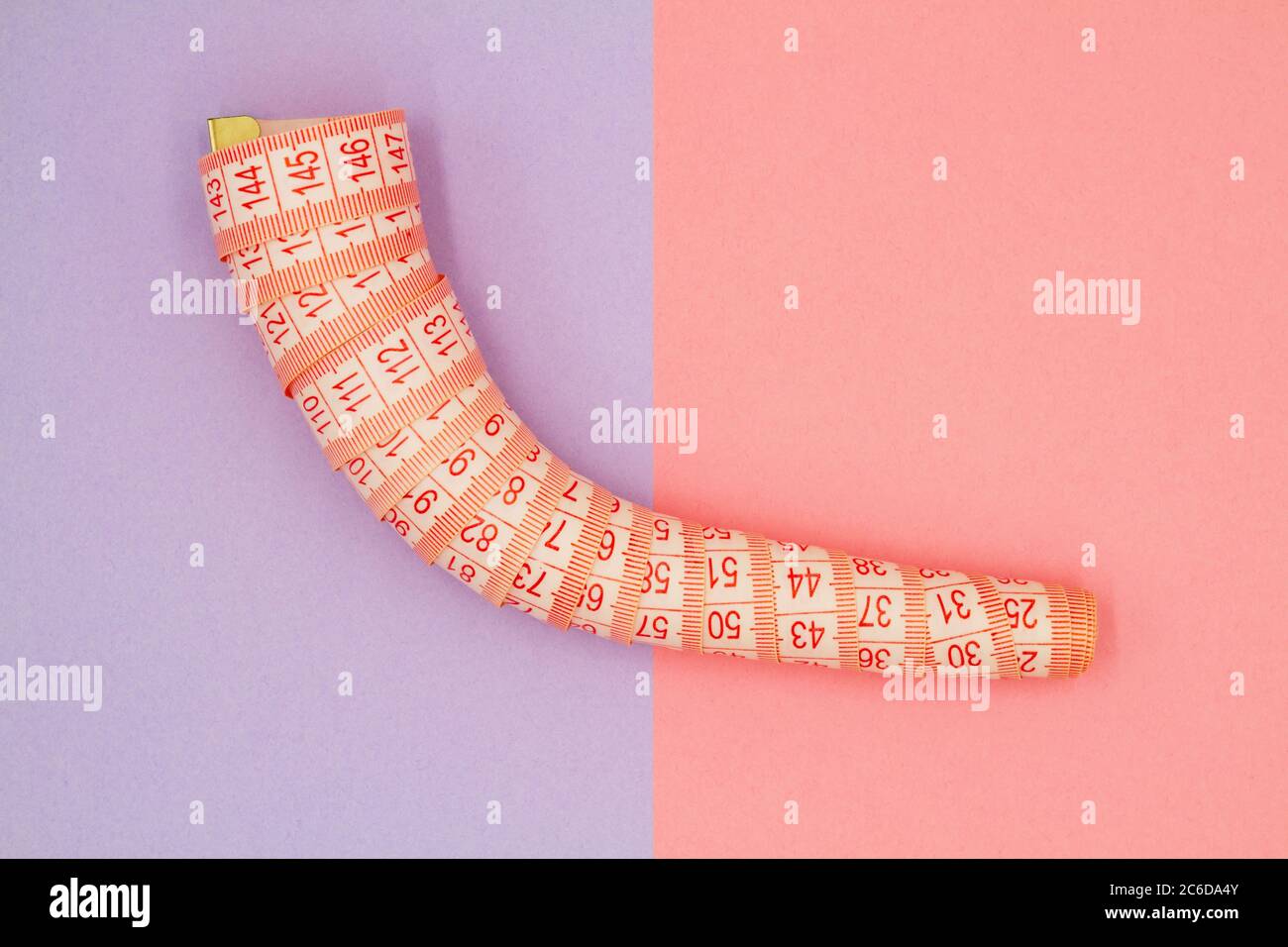 Maßband auf farbigem Hintergrund. Symbol für Ernährung und Gewichtsverlust Stockfoto