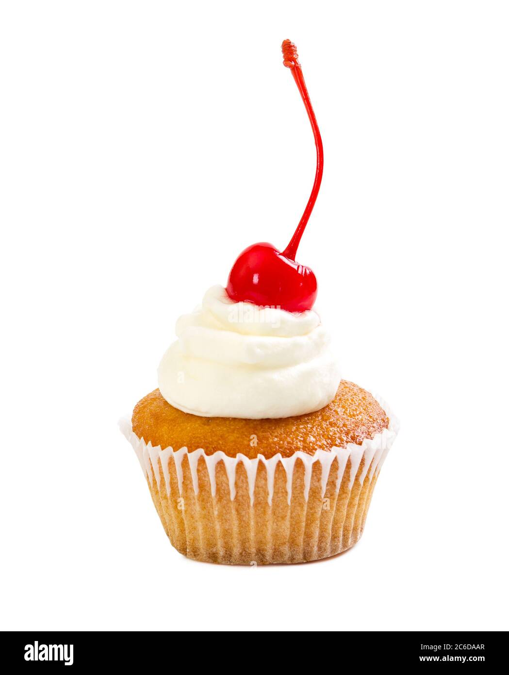 Muffin mit Sahne und Maraschino Kirsche isoliert auf weißem Hintergrund Stockfoto