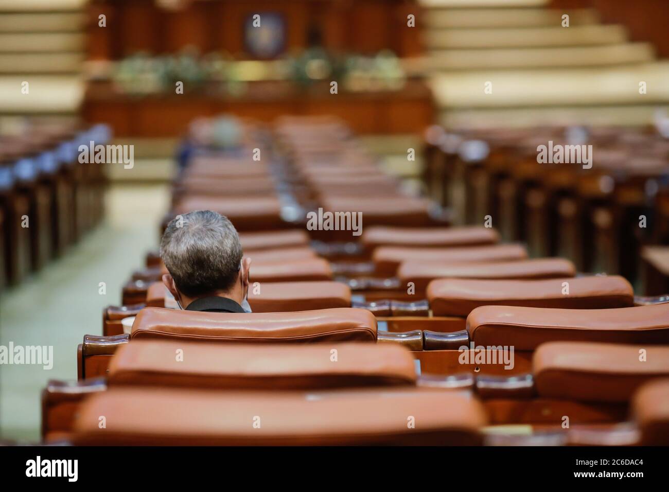 Bukarest / Rumänien - 30. Juni 2020: Rumänischer Abgeordneter nimmt an einer Parlamentssitzung im Saal der Abgeordnetenkammer des Palastes von Par Teil Stockfoto