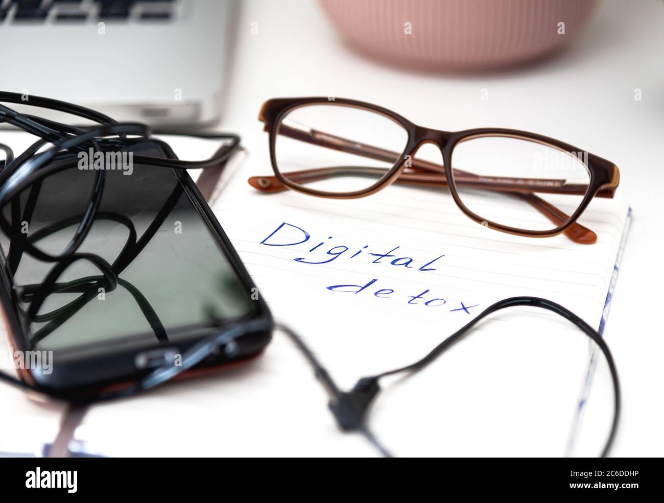Digitales Detox-Konzept, Wörter auf Notizblock geschrieben Stockfoto