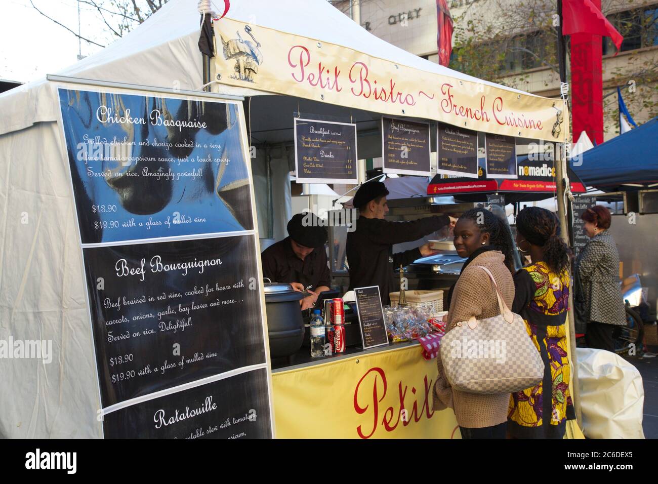 Petit Bistro Französische Küche im ‘Bleu, Blanc, Rouge Festival’, feiert den Bastille Tag am Customs House Square, Circular Quay in Sydney. Stockfoto