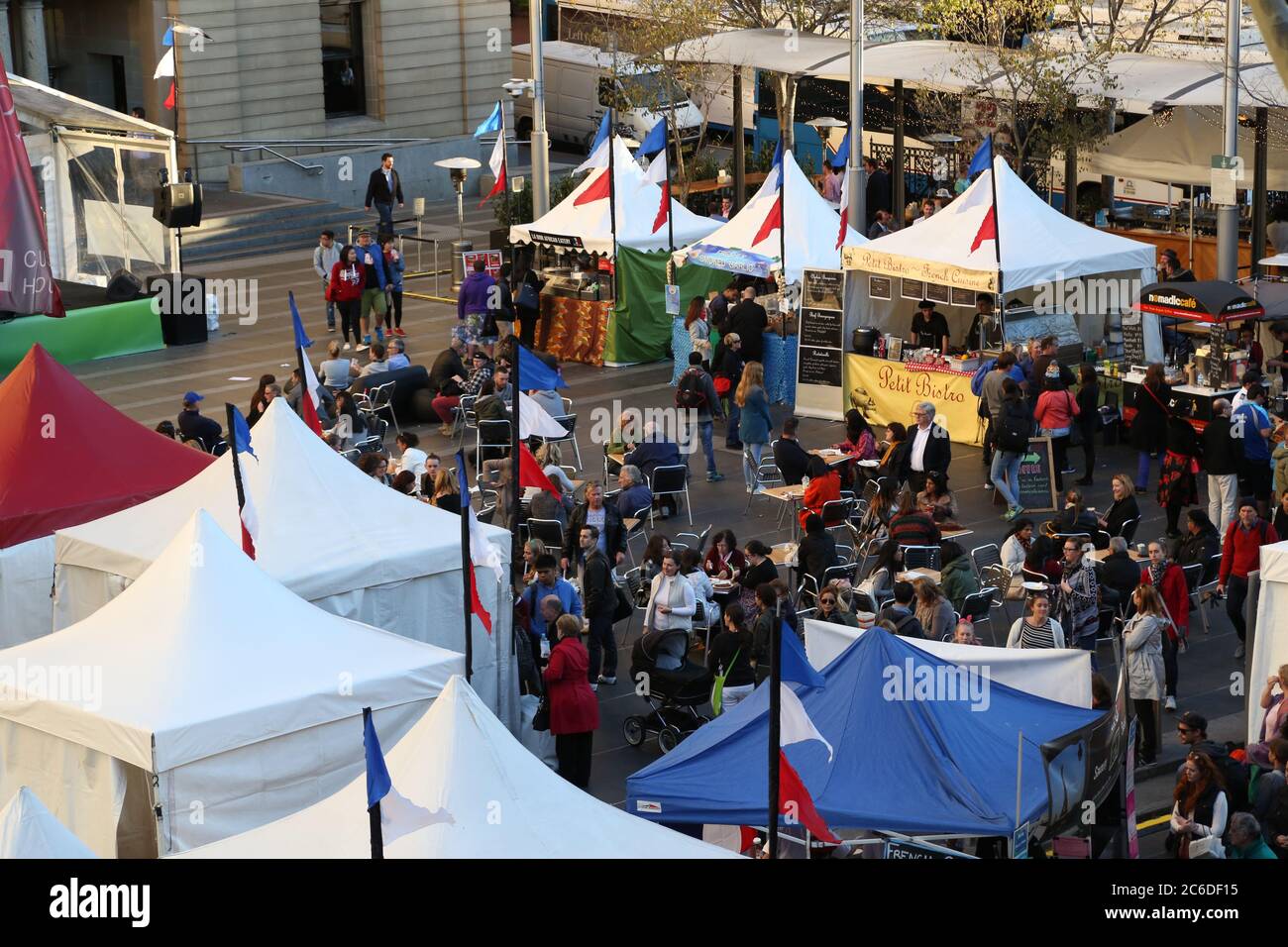 Eine Luftaufnahme des ‘Bleu, Blanc, Rouge Festival’, der den Bastille Tag am Customs House Square, Circular Quay in Sydney feiert. Stockfoto