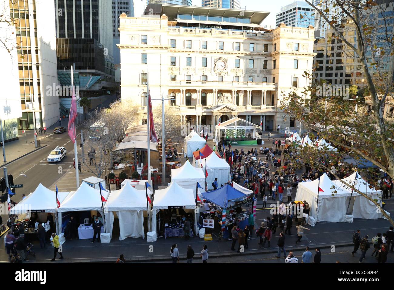 Eine Luftaufnahme des ‘Bleu, Blanc, Rouge Festival’, der den Bastille Tag am Customs House Square, Circular Quay in Sydney feiert. Stockfoto