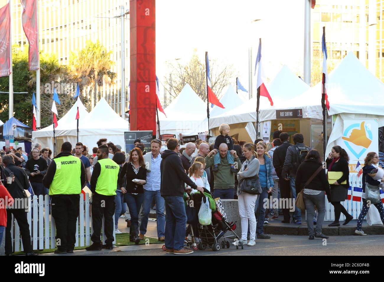 Die Leute schauen sich die Stände beim ‘Bleu, Blanc, Rouge Festival’ an, das den Bastille Day am Customs House Square, Circular Quay in Sydney feiert. Stockfoto