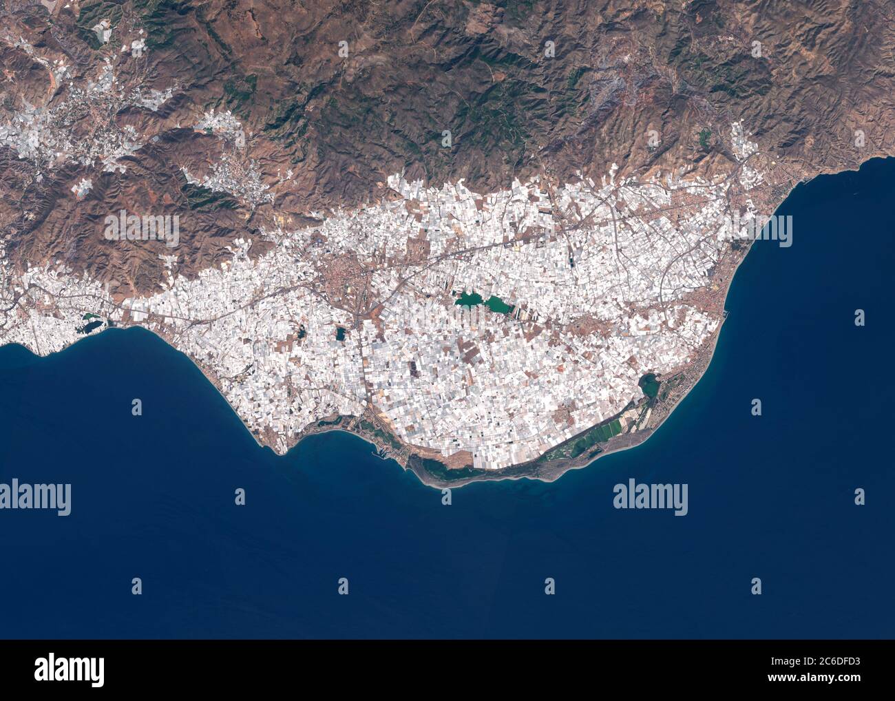 Satellitenbild der intensiven Landwirtschaft mit Plastikgewächshäusern in Spanien Stockfoto