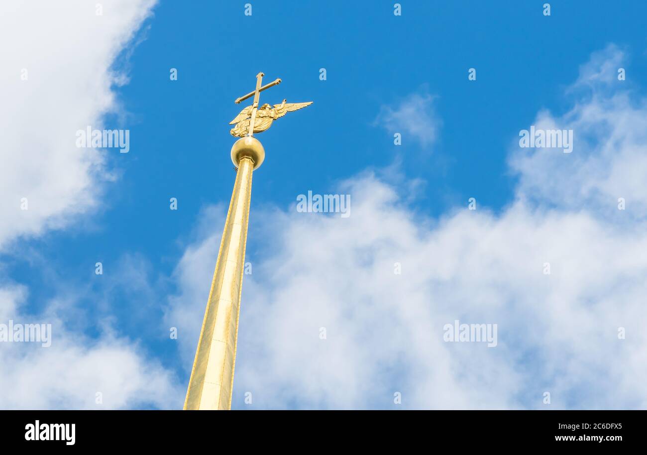 Engel und Kreuz auf dem Turm der Peter-und-Paul-Kathedrale in Sankt Petersburg, Russland Stockfoto