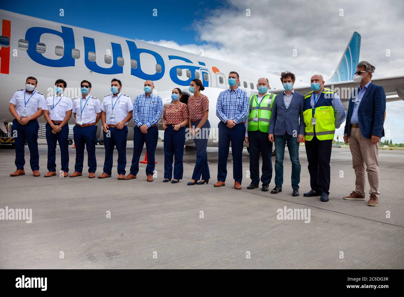 Ukraine, Kiew - 8. Juli 2020: Personal - Kapitäne, Piloten und Flugbegleiter in medizinischen Masken. Passagierflugzeug Boeing 737-800 flydubai Airlines Stockfoto