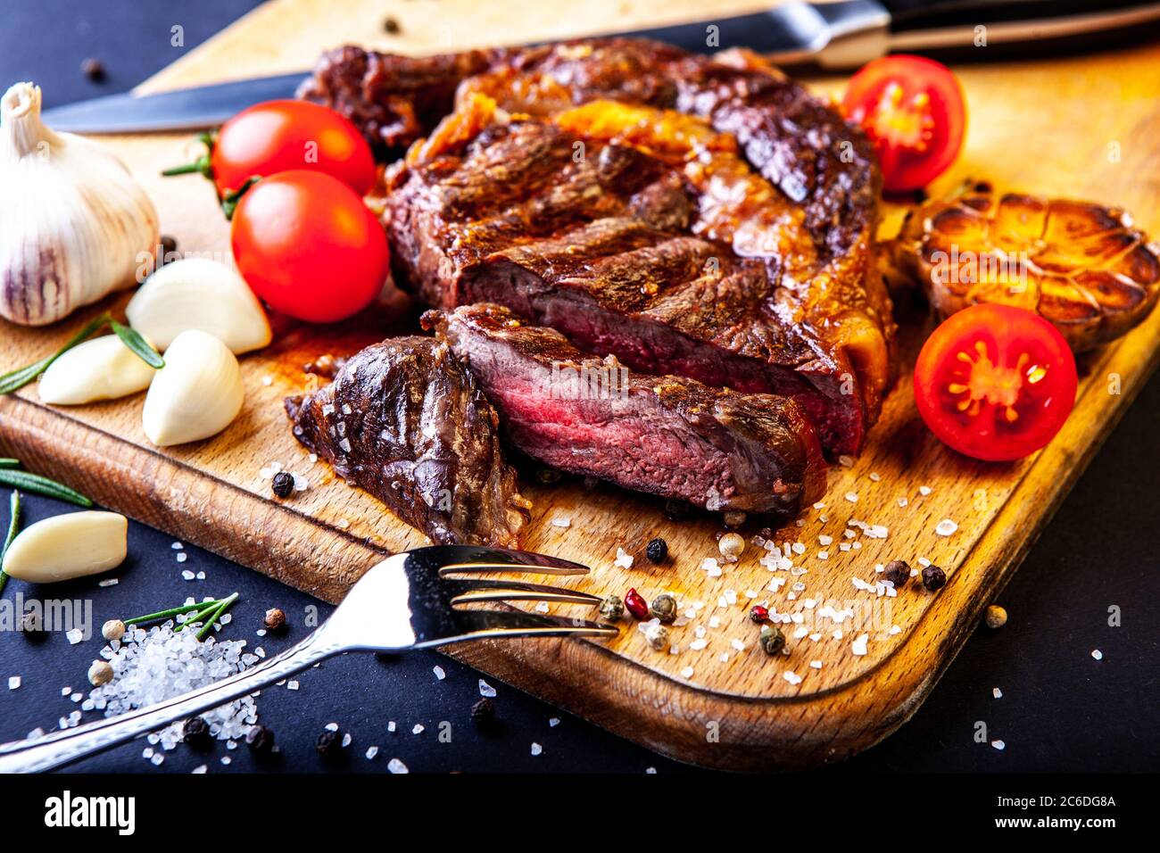 Frisches, saftiges Ribeye Steak mit einem Satz Gewürze auf einem ...