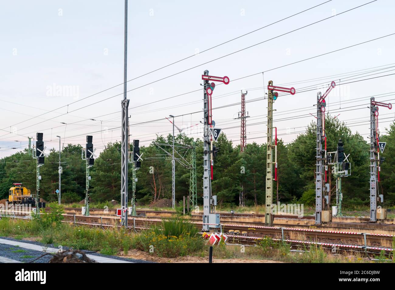 Die alten Formsignale werden bald überholt sein, die neuen Lichtsignale sind bereits vorhanden, aber noch als ungültig markiert Stockfoto