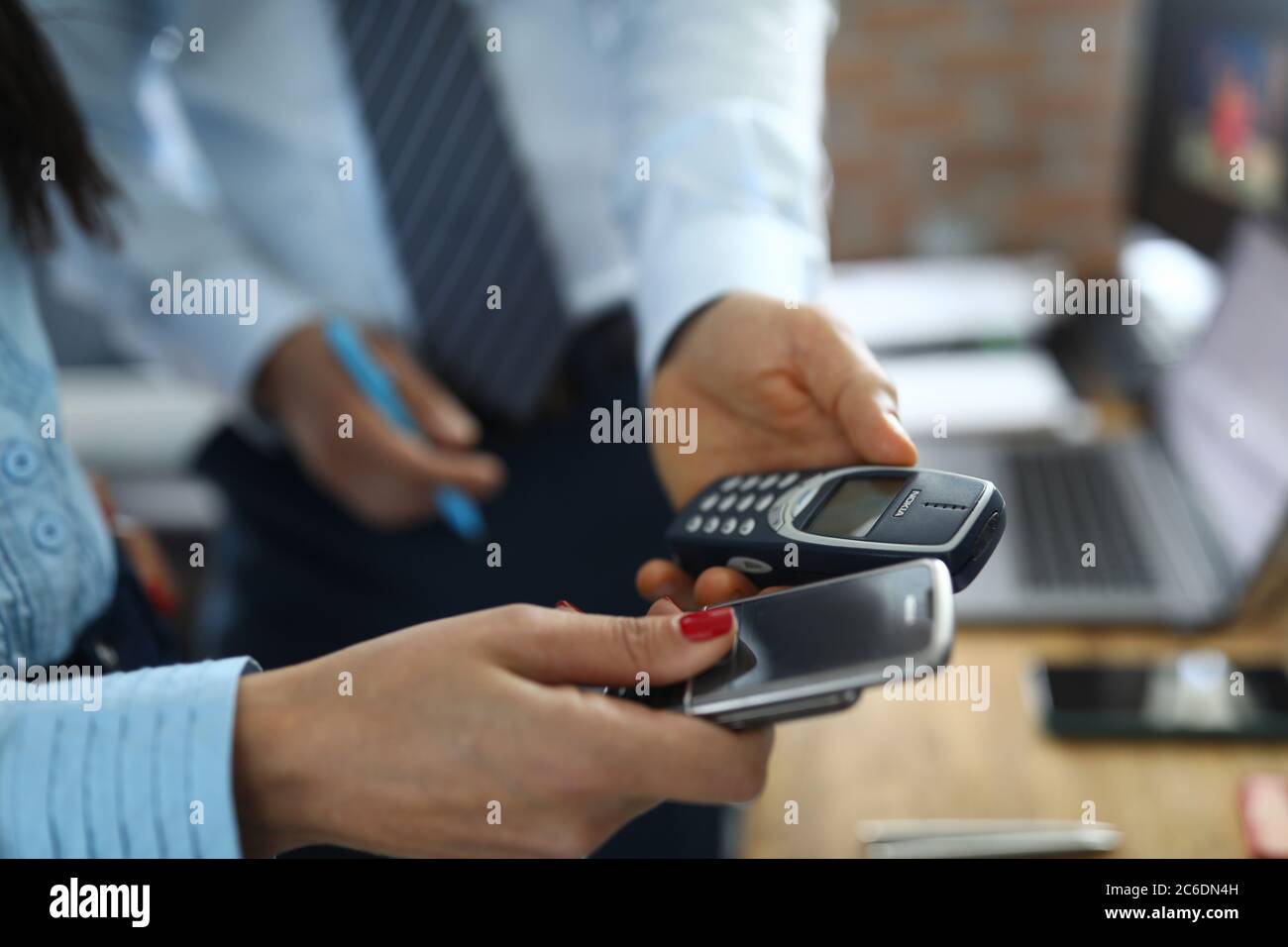 Zwei Geschäftsleute Hol Button vintsge Telefon nokia Stockfoto