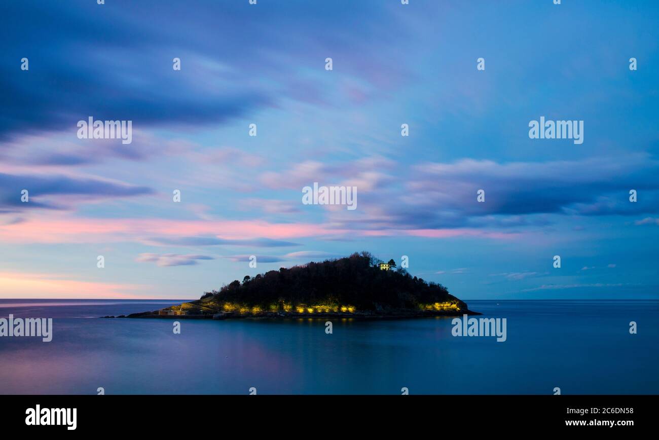 Isla de Santa Clara in der Blue Hour - San Sebastián, Spanien Stockfoto