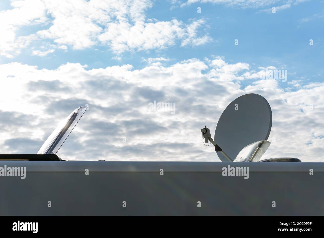 Nahaufnahme eines Freizeitfahrzeugs mit offener Dachluke und Satellitenschüssel Stockfoto