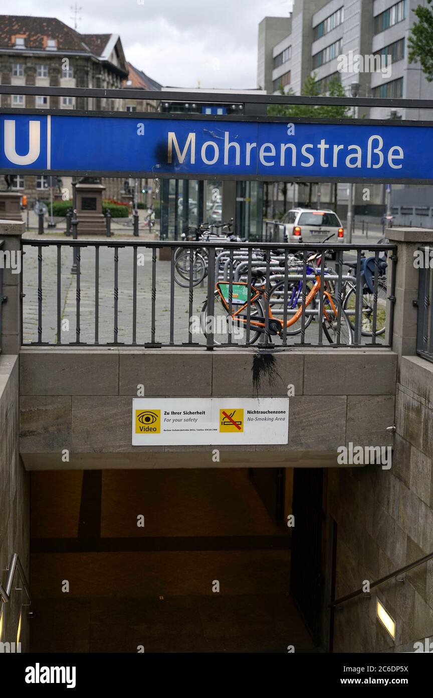 Berlin, Deutschland. Juli 2020. Die Berliner U-Bahnstation Mohrenstraße soll künftig Glinkastraße heißen - diese Ankündigung hat der BVG harte Kritik eingebracht: Denn der russische Komponist Glinka soll Antisewith gewesen sein. Die U-Bahn-Station wurde 1908 eröffnet und trug nach Angaben der BVG bereits die Namen Kaiserhof (1908-1950), Thalmannplatz (1950-1986) und Otto-Grotewohl-Straße (1986-1991). Seit 1991 heißt sie Mohrenstraße (Quelle: Rbb24). Berlin, 8. Juli 2020 Quelle: dpa/Alamy Live News Stockfoto