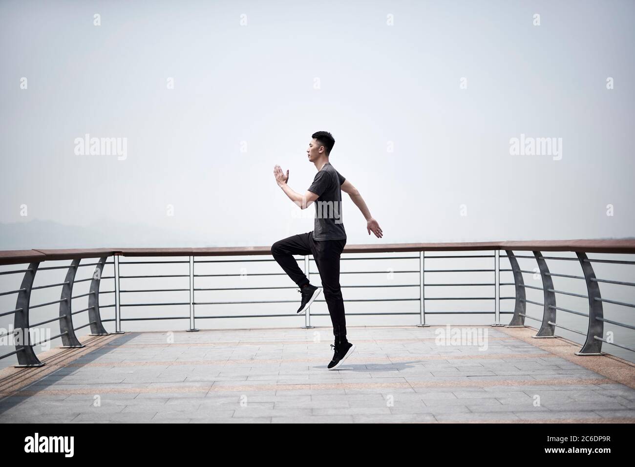 Junge asiatische Erwachsene Mann trainieren im Freien am Meer Stockfoto