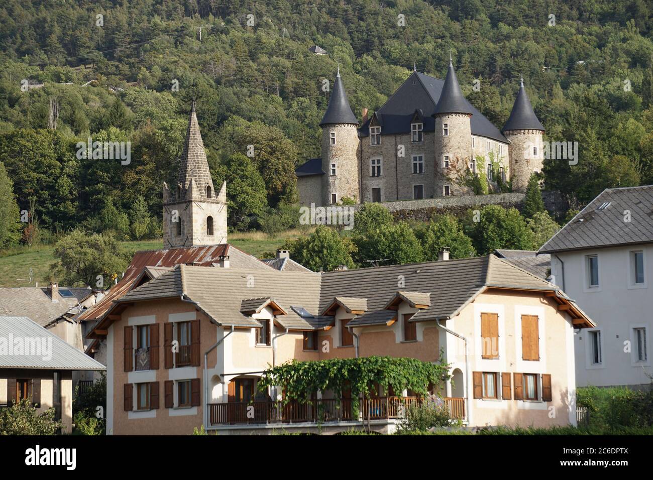 Nahaufnahme der alten Steinburg, Kirche und Dorf von Crots, frankreich Stockfoto