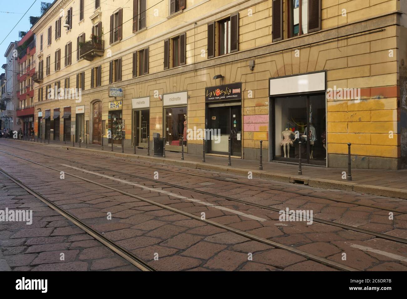 Mailand nach der Schleuse unten an einem Wochentag entlang der Naviglio Grande. Es gibt nur wenige Touristen und wenige Menschen, aber die Stadt versucht langsam, wieder normal Stockfoto