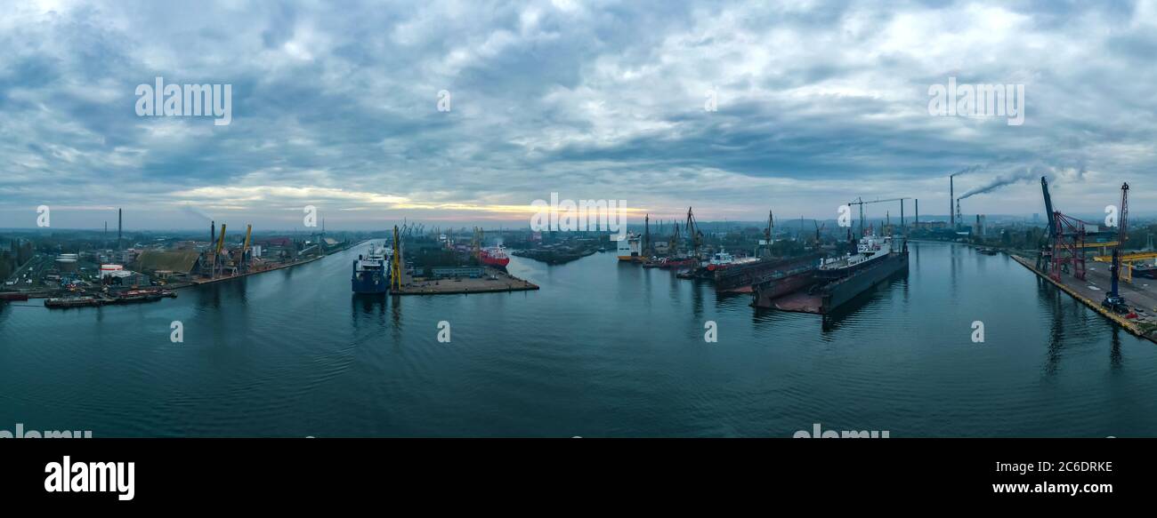 Luftpanorama der Werft mit Schiffen und Trockendocks in Danzig Polen Stockfoto