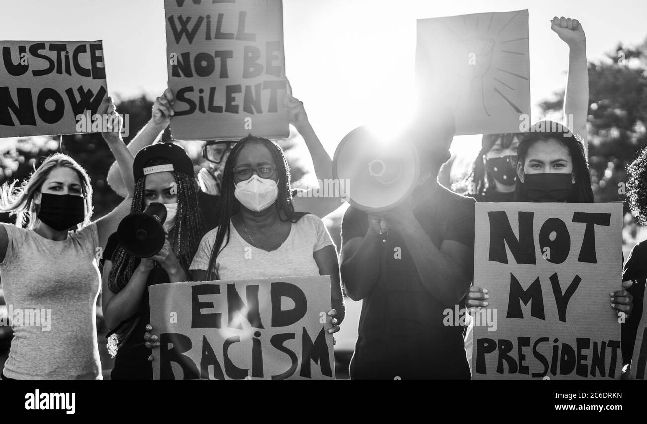 Menschen verschiedener Altersgruppen und Rassen protestieren auf der Straße für Gleichberechtigung - Demonstranten tragen Gesichtsmasken während des Kampfes gegen schwarze Leben Stockfoto