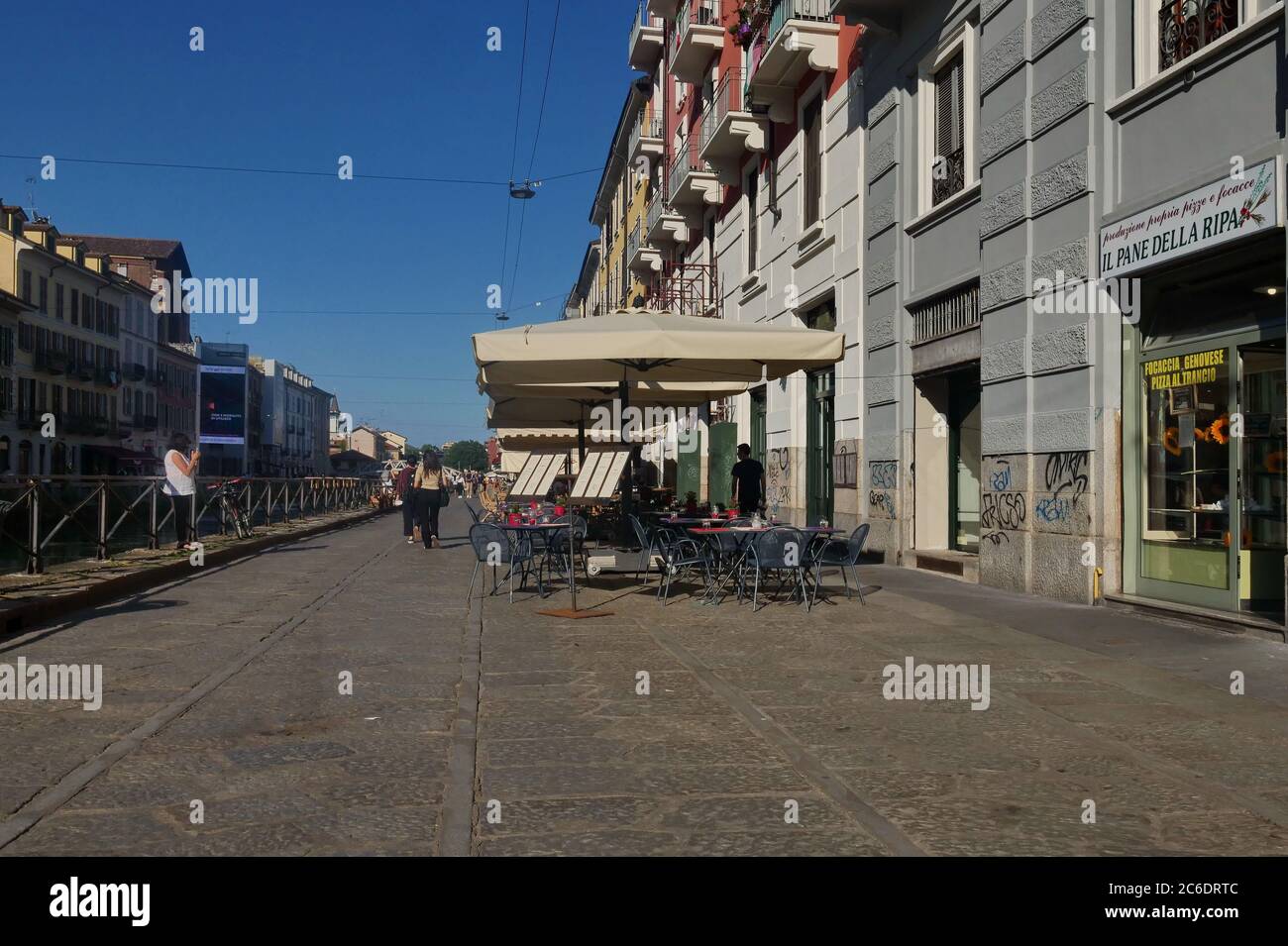 Mailand nach der Schleuse unten an einem Wochentag entlang der Naviglio Grande. Es gibt nur wenige Touristen und wenige Menschen, aber die Stadt versucht langsam, wieder normal Stockfoto