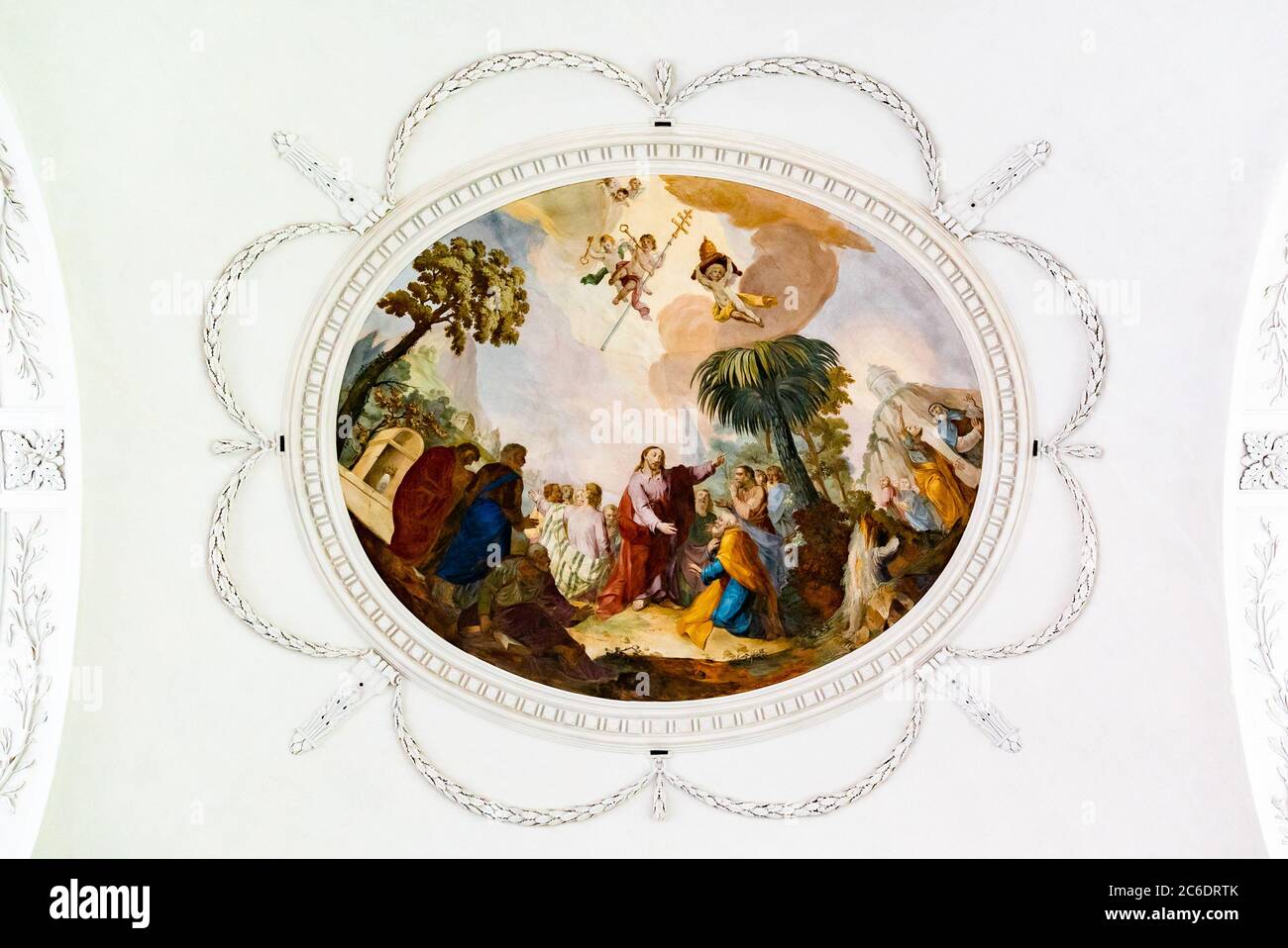 Willisau, LU / Schweiz - 3. Juli 2020: Innenansicht der Kirche von Peter und Paul mit der historisch bemalten Decke Stockfoto