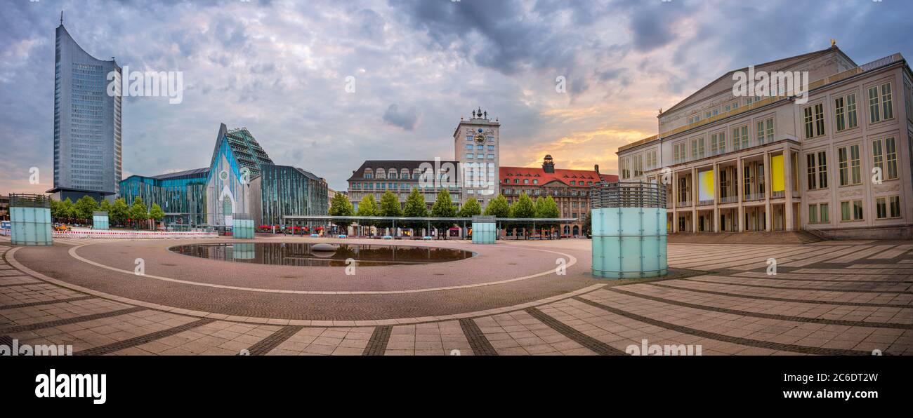 Leipzig, Deutschland. Stadtbild Panoramabild der Leipziger Innenstadt bei dramatischem Sonnenuntergang. Stockfoto